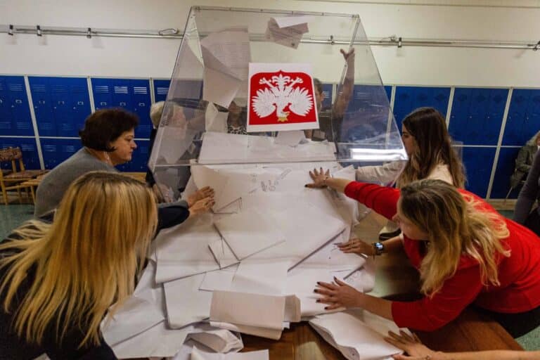 Mujeres polacas el pasado domingo en una mesa electoral. Europa Press.